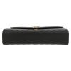 Bolso bandolera Saint Laurent  Enveloppe en cuero granulado acolchado negro - Detail D4 thumbnail