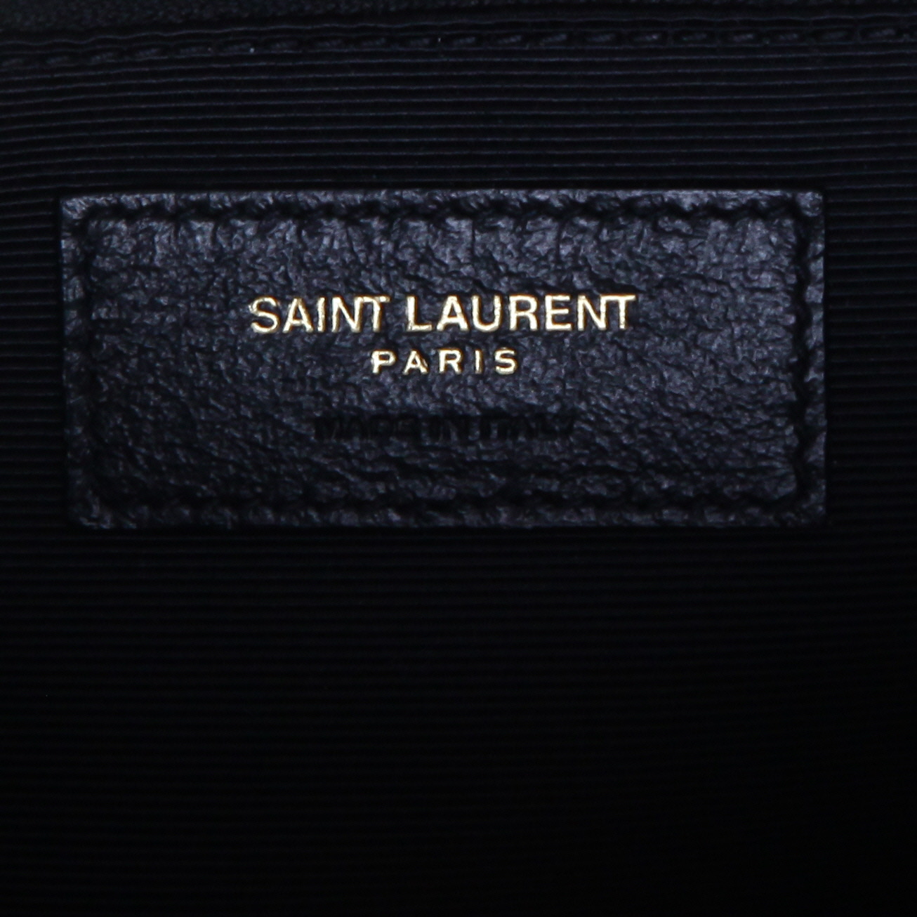 Bolso bandolera Saint Laurent  Enveloppe en cuero granulado acolchado negro - Detail D9