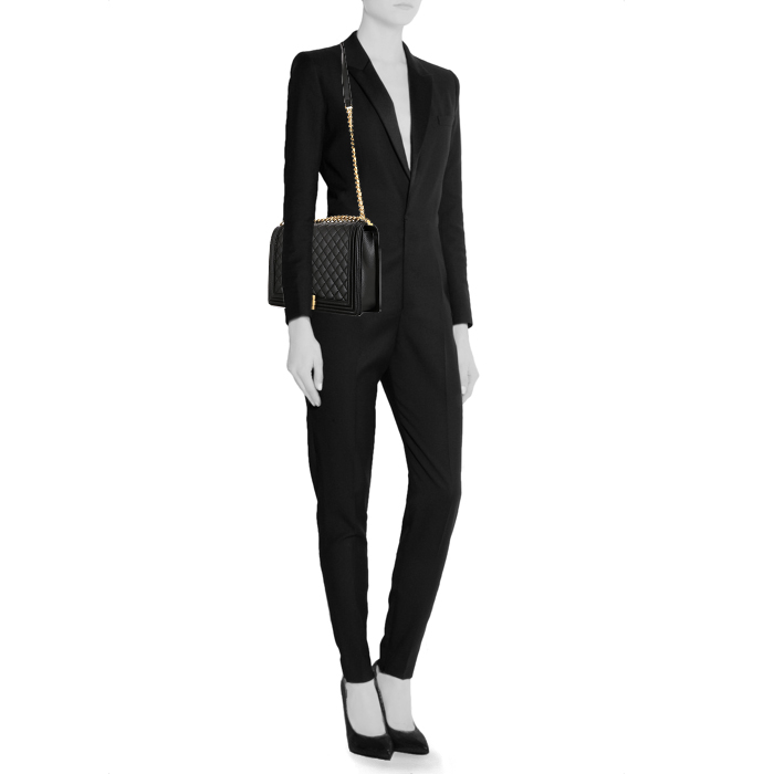 Chanel  Boy large model  shoulder bag  in black quilted grained leather - Detail D2