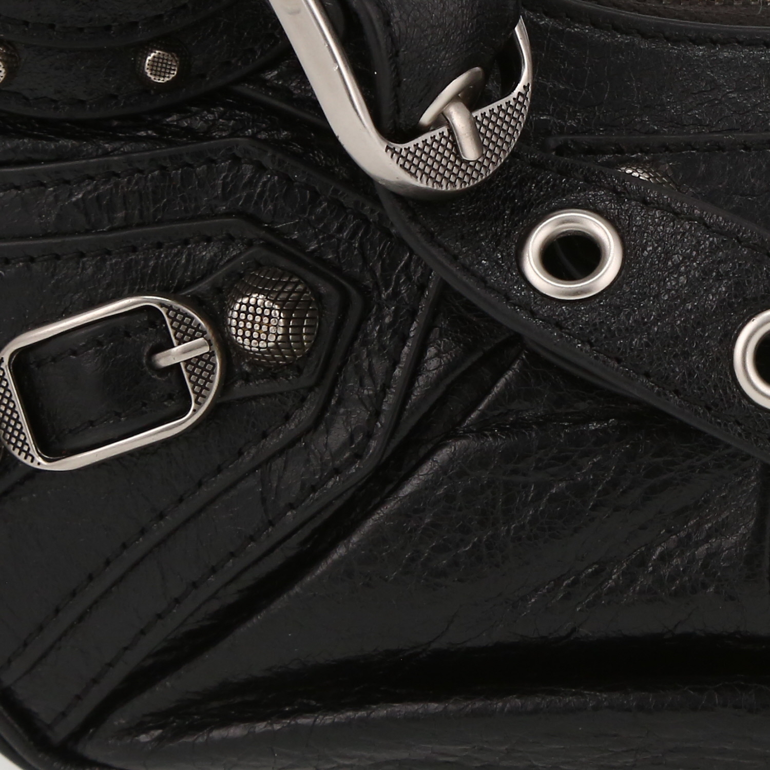 Balenciaga Cagole shoulder bag in black leather - Detail D1