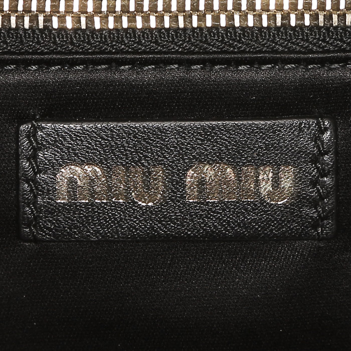 Bolso bandolera Miu Miu   en cuero acolchado negro - Detail D4