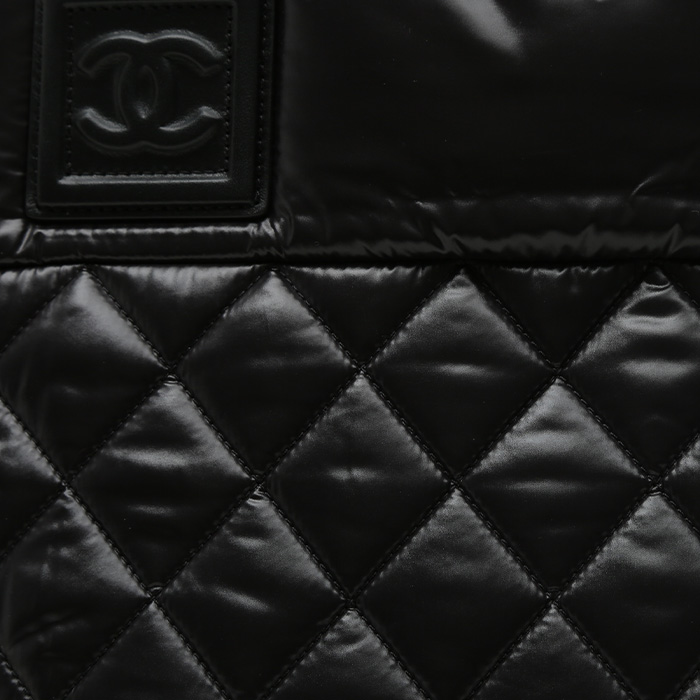 Chanel  Coco Cocoon shopping bag  in black quilted canvas - Detail D1
