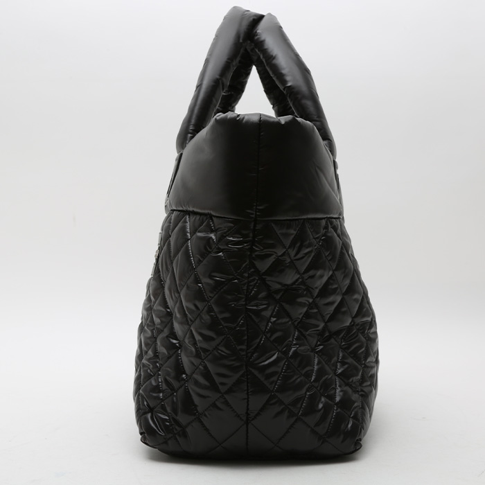 Chanel  Coco Cocoon shopping bag  in black quilted canvas - Detail D5
