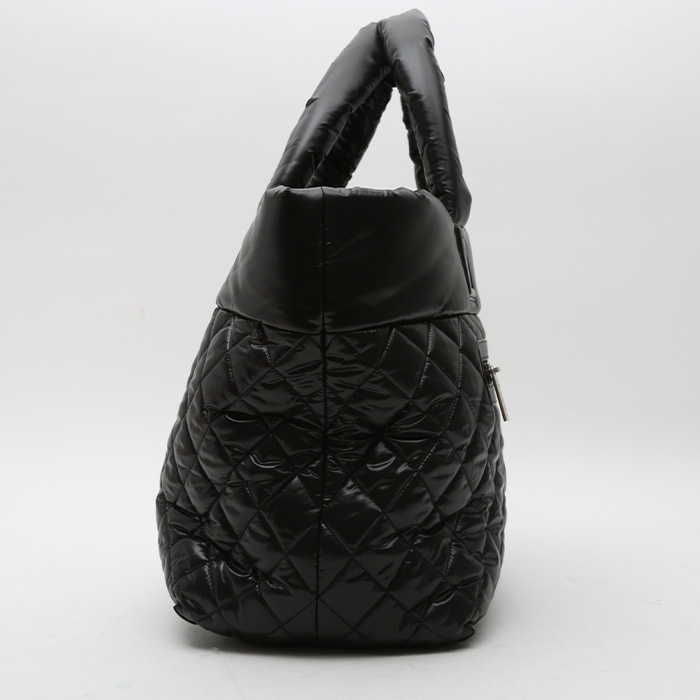 Chanel  Coco Cocoon shopping bag  in black quilted canvas - Detail D6