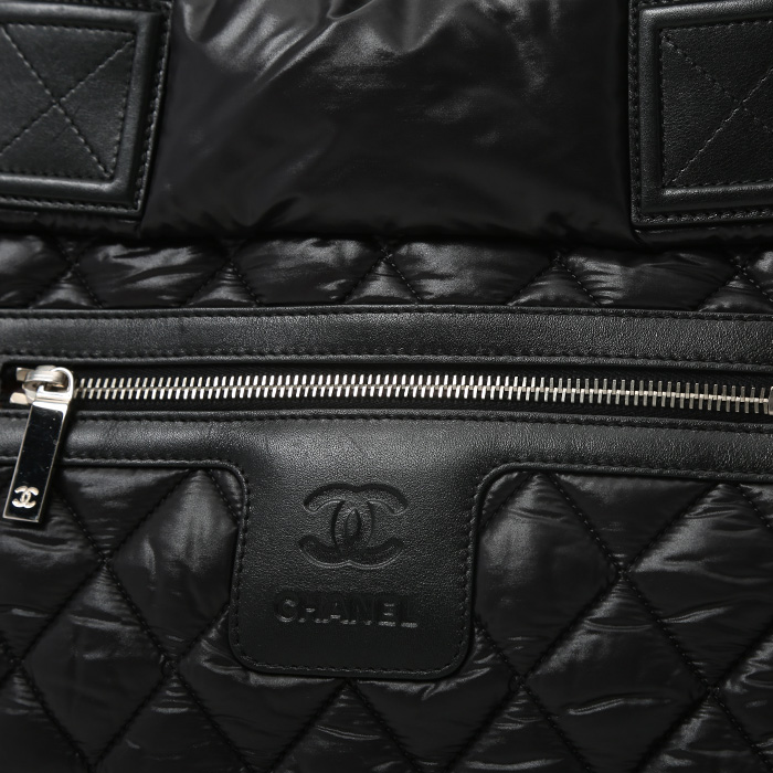 Chanel  Coco Cocoon bag worn on the shoulder or carried in the hand  in black quilted canvas  and black leather - Detail D1