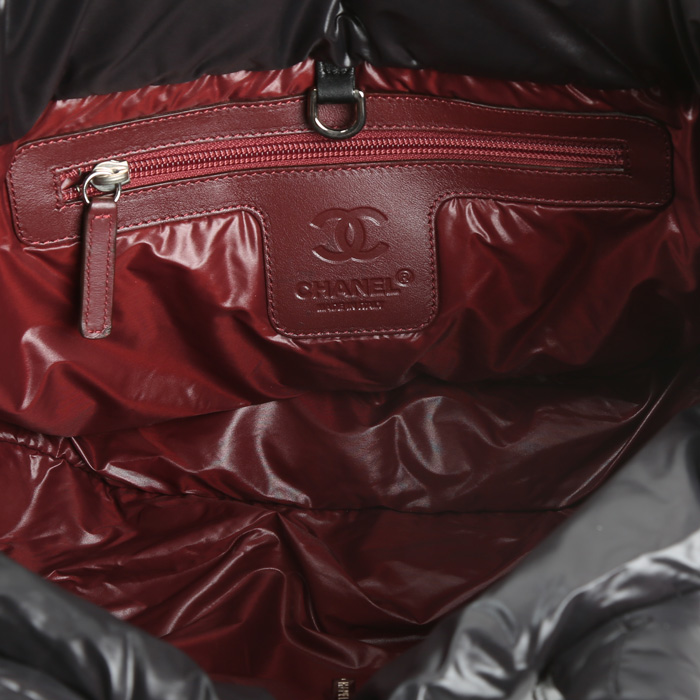 Chanel  Coco Cocoon bag worn on the shoulder or carried in the hand  in black quilted canvas  and black leather - Detail D2