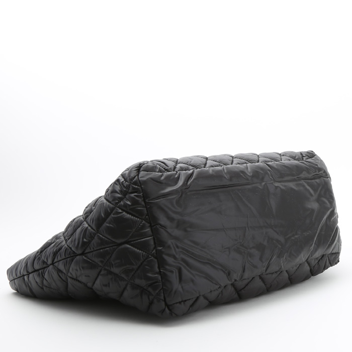 Chanel  Coco Cocoon bag worn on the shoulder or carried in the hand  in black quilted canvas  and black leather - Detail D4