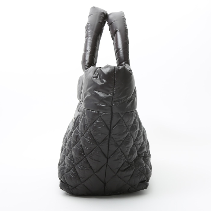 Sac porté épaule ou main Chanel  Coco Cocoon en toile matelassée noire et cuir noir - Detail D5