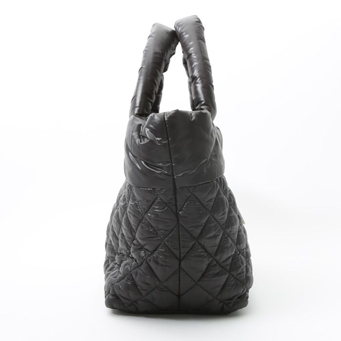 Sac porté épaule ou main Chanel  Coco Cocoon en toile matelassée noire et cuir noir - Detail D6