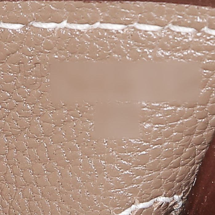 Bolso de mano Hermès  Birkin 30 cm en cuero togo marrón etoupe - Detail D4