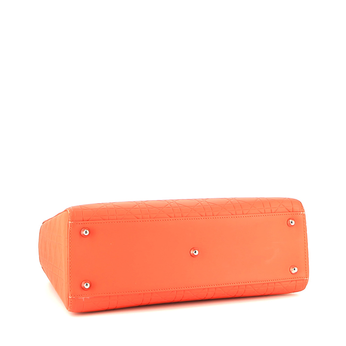 Bolso de mano Dior  Lady Dior modelo grande  en cuero cannage naranja - Detail D5