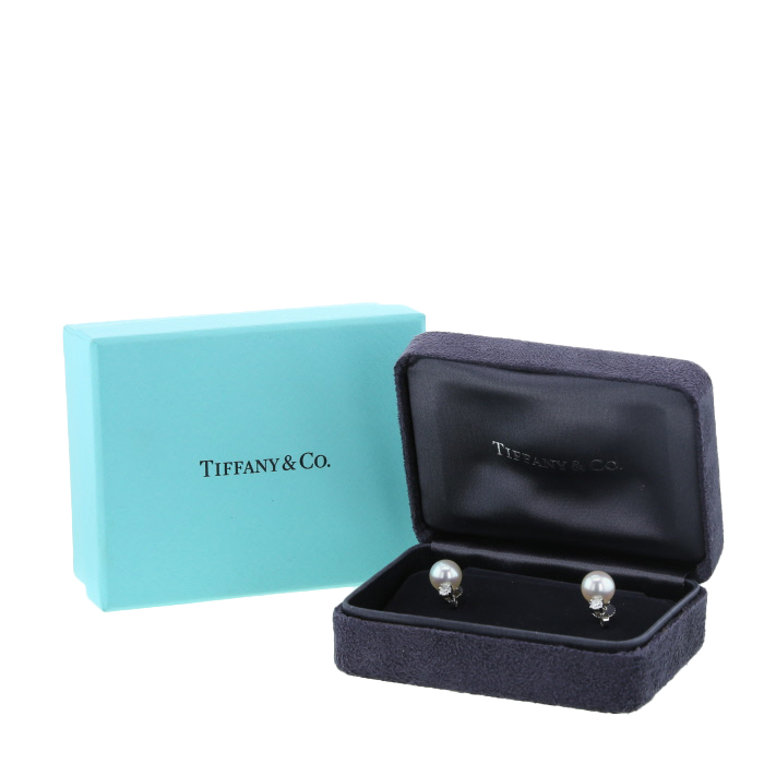 Tiffany & Co Signature Pearls earrings in white gold, cultured pearls and diamonds - Detail D2