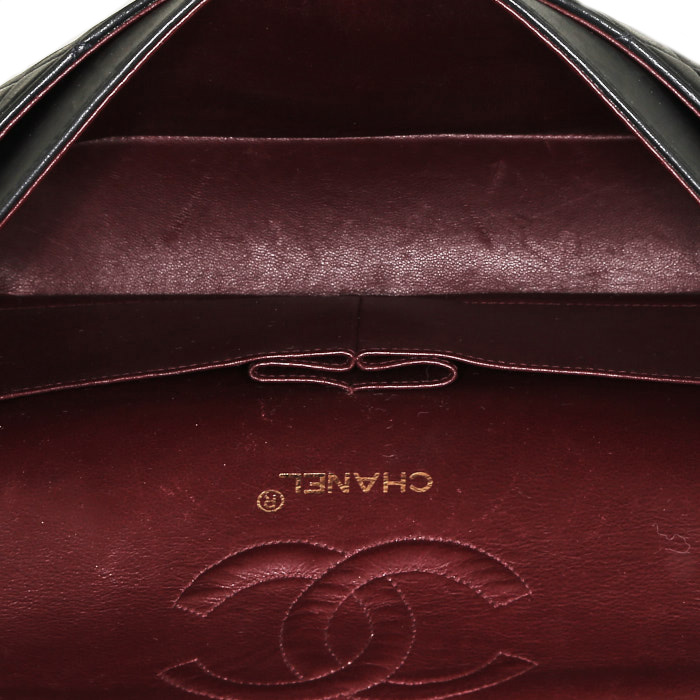 Chanel  Timeless Classic handbag  in navy blue quilted leather - Detail D3