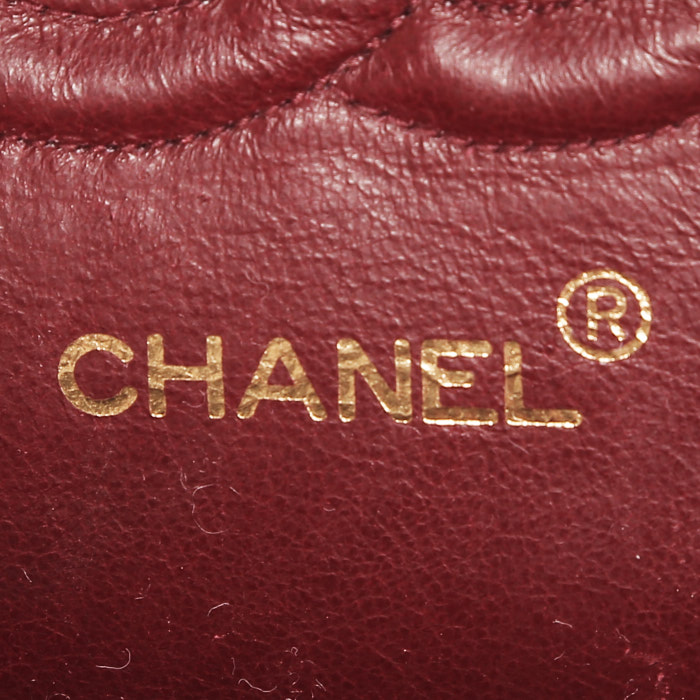 Chanel  Timeless Classic handbag  in navy blue quilted leather - Detail D4