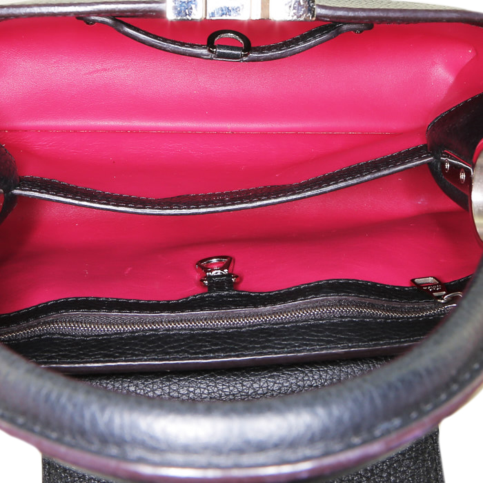 Sac à main Louis Vuitton  Capucines MM en cuir grainé noir - Detail D3
