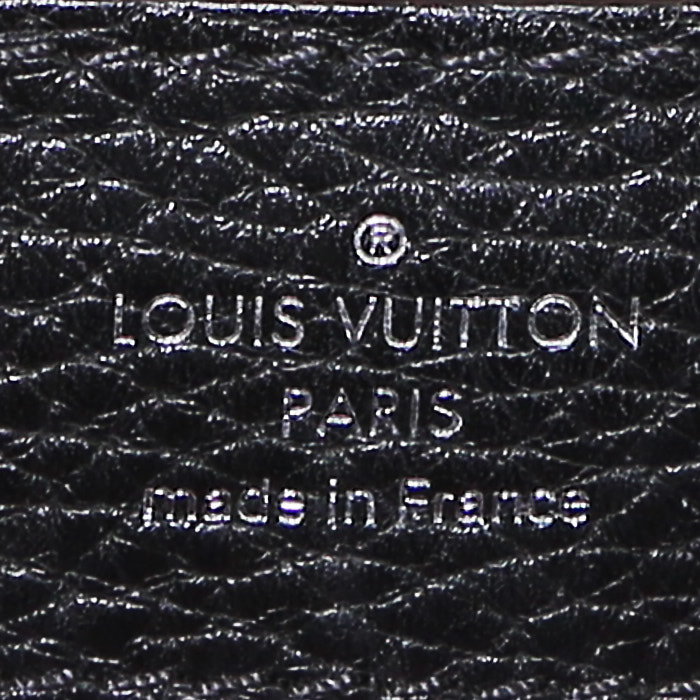 Louis Vuitton  Capucines MM handbag  in black grained leather - Detail D4