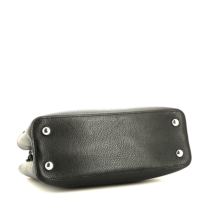 Louis Vuitton  Capucines MM handbag  in black grained leather - Detail D5