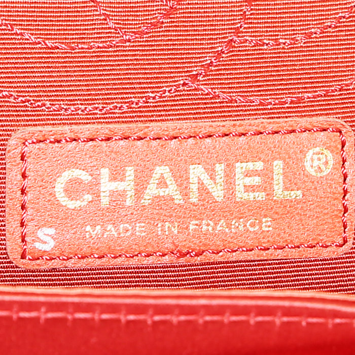 Chanel  Chanel 2.55 handbag  in red satiny canvas - Detail D4