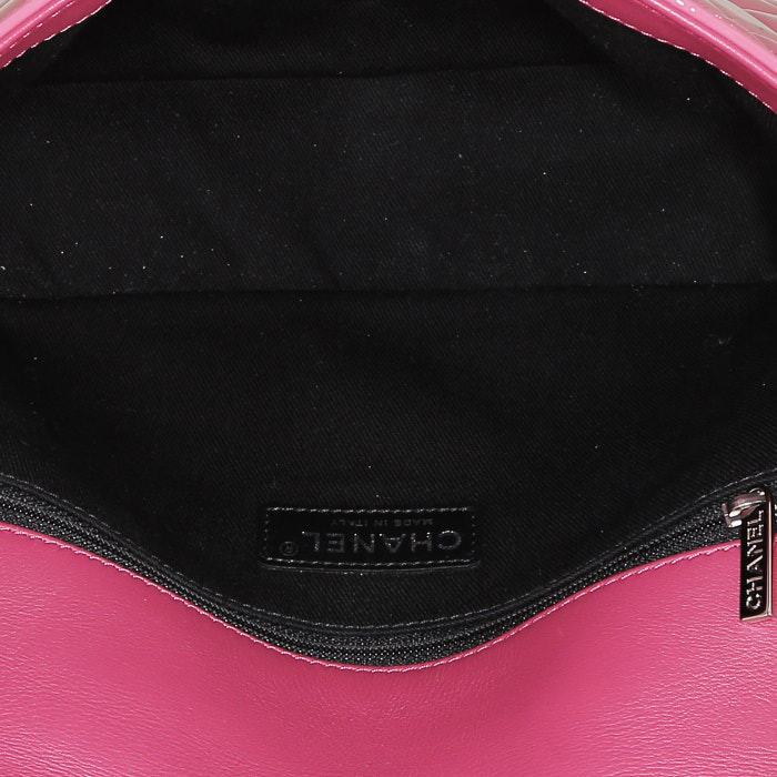 Chanel  Timeless handbag  in pink patent quilted leather - Detail D3