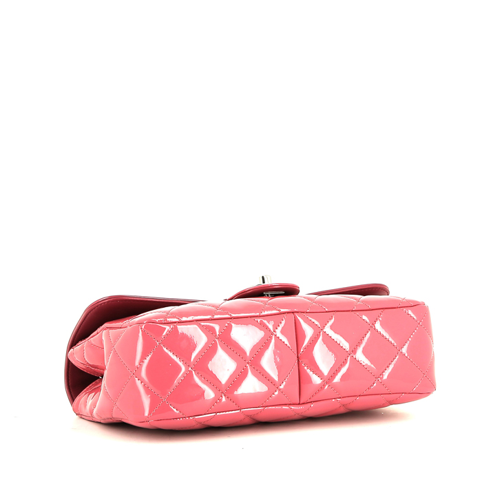 Bolso de mano Chanel  Timeless en charol acolchado rosa - Detail D5