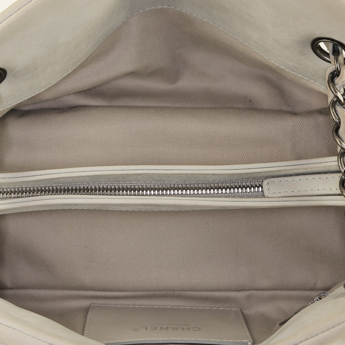 Bolso de mano Chanel   en cuero gris - Detail D2