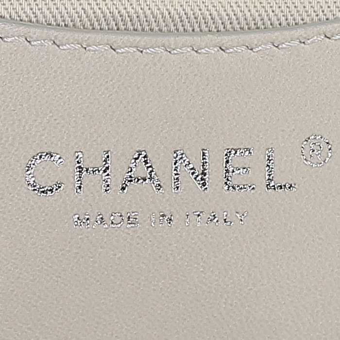 Chanel   handbag  in grey leather - Detail D3