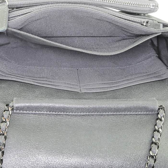 Sac bandoulière Chanel  Wallet on Chain en cuir matelassé gris métallisé - Detail D2