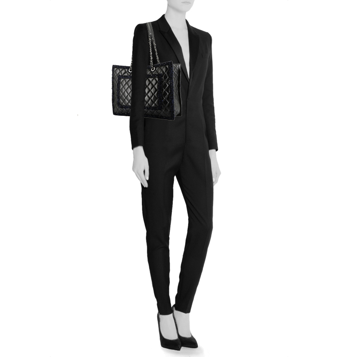 Chanel  Grand Shopping shopping bag  in black quilted leather  and blue tweed - Detail D1