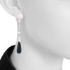 Paire de pendants d'oreilles Cartier Monica Bellucci en or blanc, diamants, perles et onyx - Detail D1 thumbnail