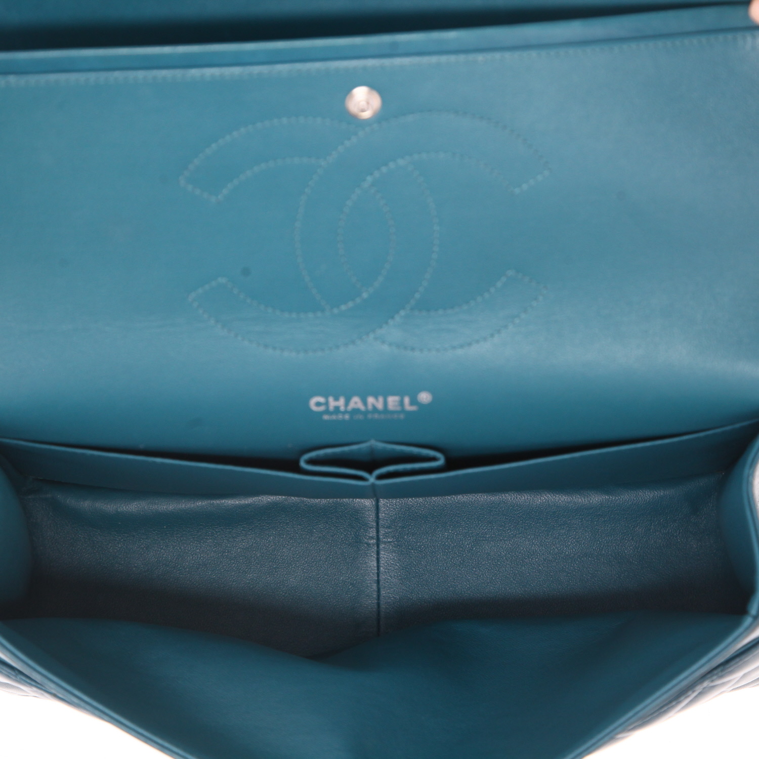 Bolso bandolera Chanel  Timeless Jumbo en cuero acolchado azul - Detail D3