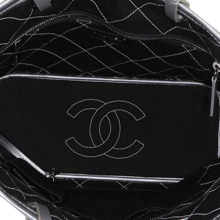 Sac cabas Chanel   en cuir matelassé argenté - Detail D2