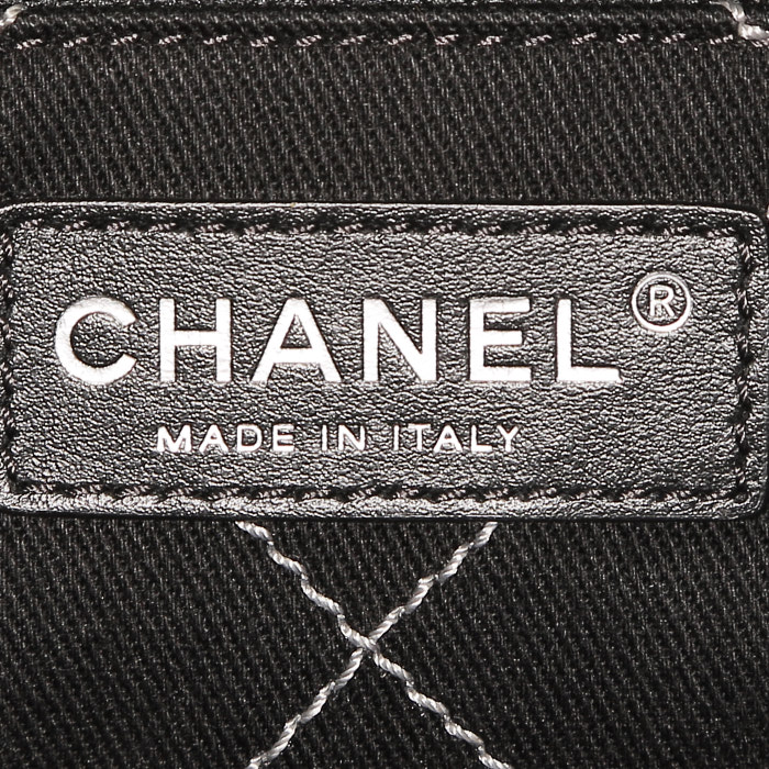 Chanel   shopping bag  in silver quilted leather - Detail D3