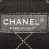 Sac cabas Chanel   en cuir matelassé argenté - Detail D3 thumbnail