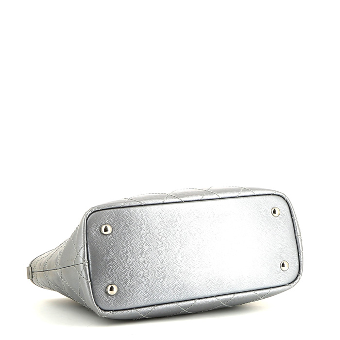 Shopping bag Chanel   in pelle trapuntata argentata - Detail D4
