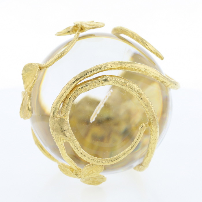Claude Lalanne, Paperweight "Golden Clover", Sulfide incorporating a pure 24 karat gold clover within a gilt bronze carved foliage design, of 1992 - Detail D2