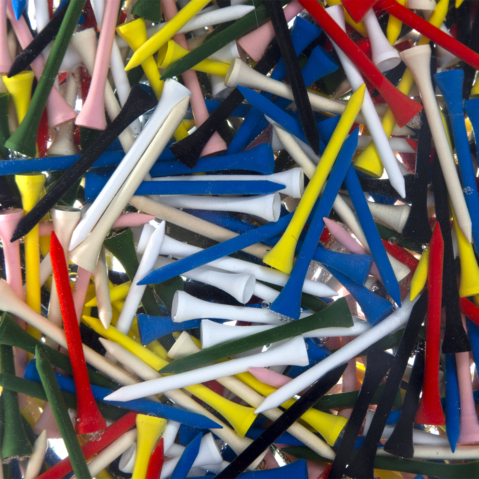 Arman, "Tees", Sculpture, accumulation de tees de golf, résine et plexiglas, signée et numérotée, de 2003 - Detail D1
