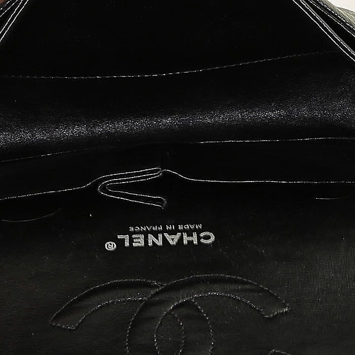 Sac à main Chanel  Timeless en cuir grainé matelassé noir - Detail D3