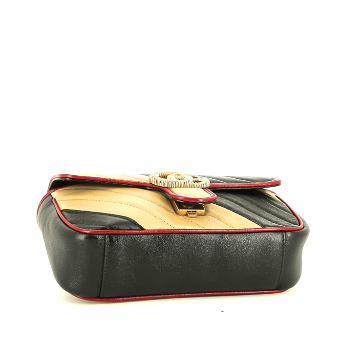 Bolso bandolera Gucci  GG Marmont mini  en cuero acolchado negro beige y color burdeos - Detail D5