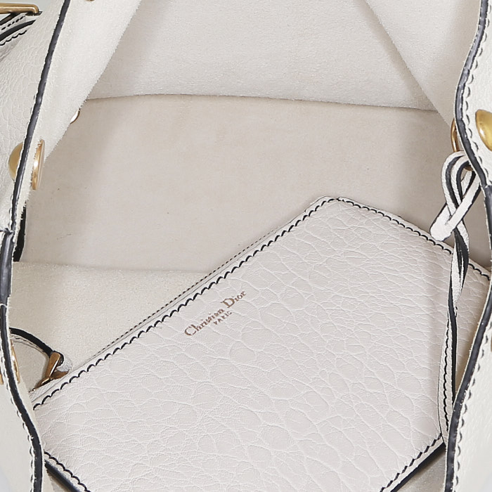 Dior   handbag  in white leather - Detail D2