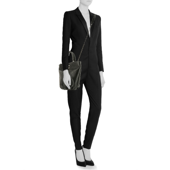 Chanel   handbag  in black leather - Detail D2