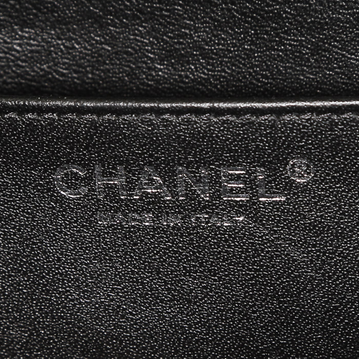 Chanel  Timeless Maxi Jumbo shoulder bag  in black quilted leather - Detail D4