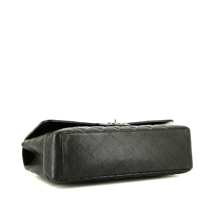 Chanel  Timeless Maxi Jumbo shoulder bag  in black quilted leather - Detail D5