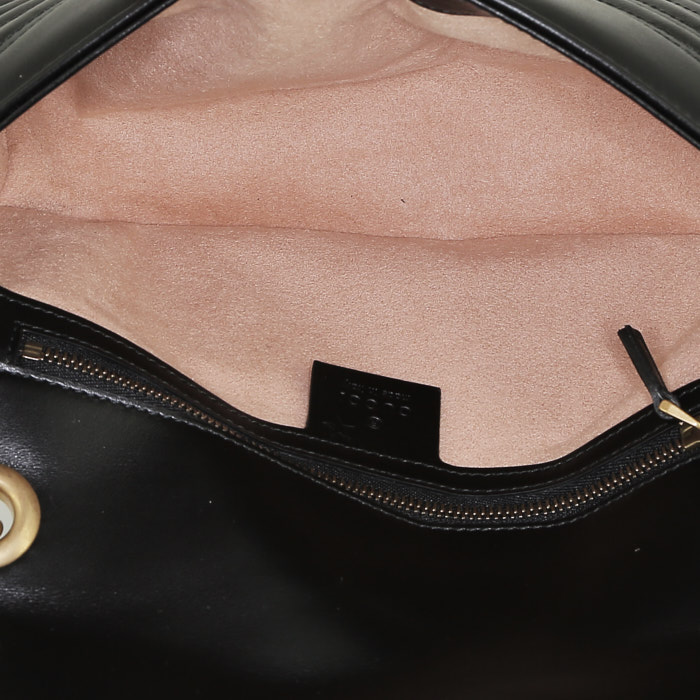 Bolso bandolera Gucci  GG Marmont mini  en cuero acolchado negro - Detail D3