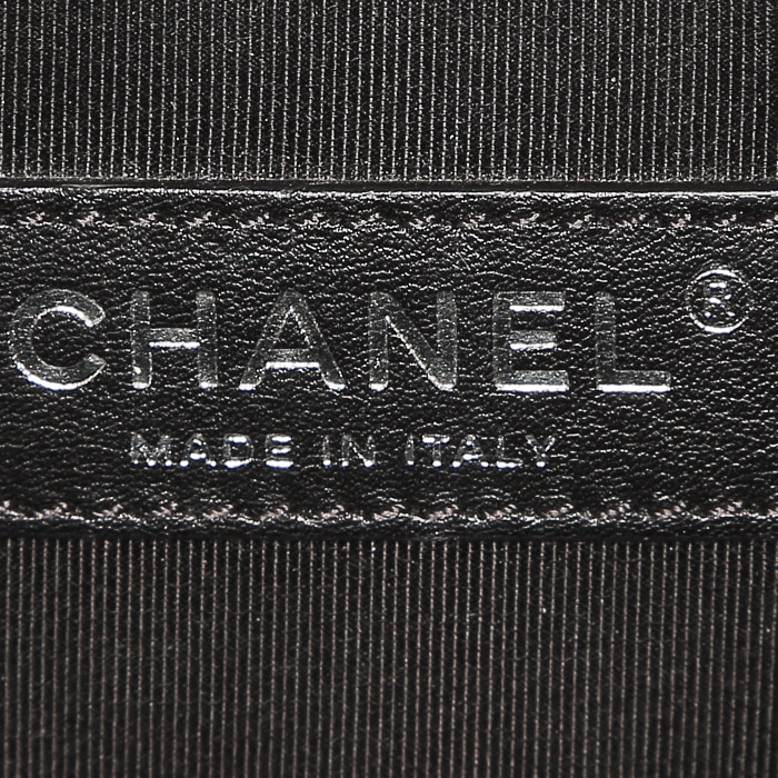 Sac bandoulière Chanel  Boy grand modèle  en cuir matelassé noir - Detail D4