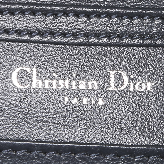 Sac bandoulière Dior  Diorama mini  en cuir argenté - Detail D3