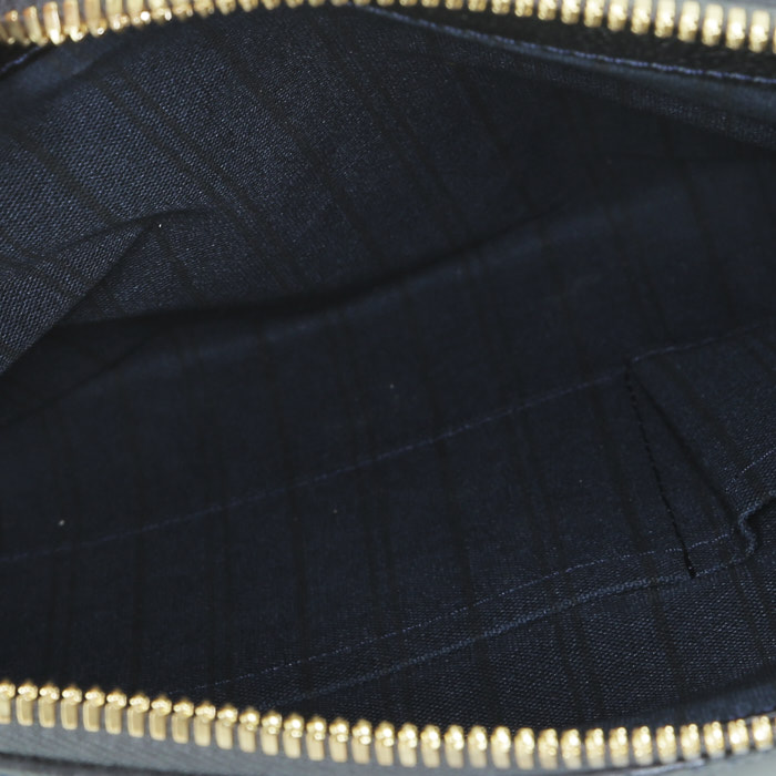 Bolsito de mano Louis Vuitton   en cuero monogram huella azul marino - Detail D2