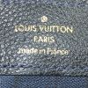 Pochette Louis Vuitton   en cuir monogram empreinte bleu-marine - Detail D3 thumbnail