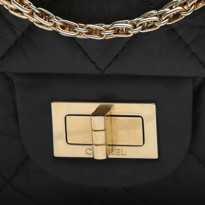 Sac bandoulière Chanel  Chanel 2.55 Maxi en cuir matelassé noir - Detail D1