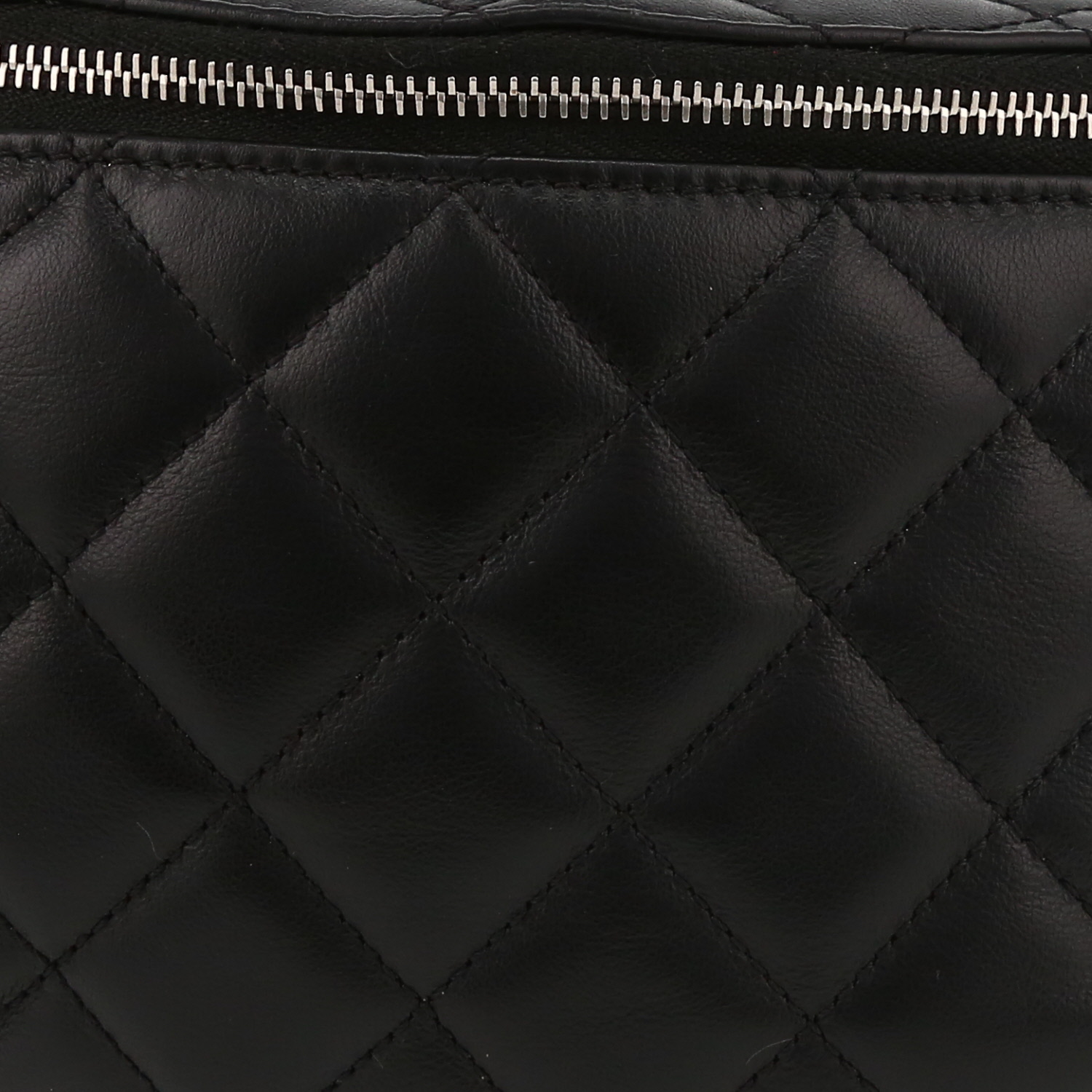 Bolsito-cinturón Chanel  Pochette ceinture en cuero acolchado negro - Detail D1
