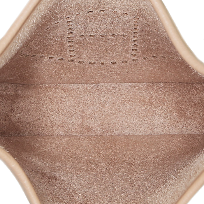 Bolso bandolera Hermès  Mini Evelyne en cuero taurillon clémence chai - Detail D2